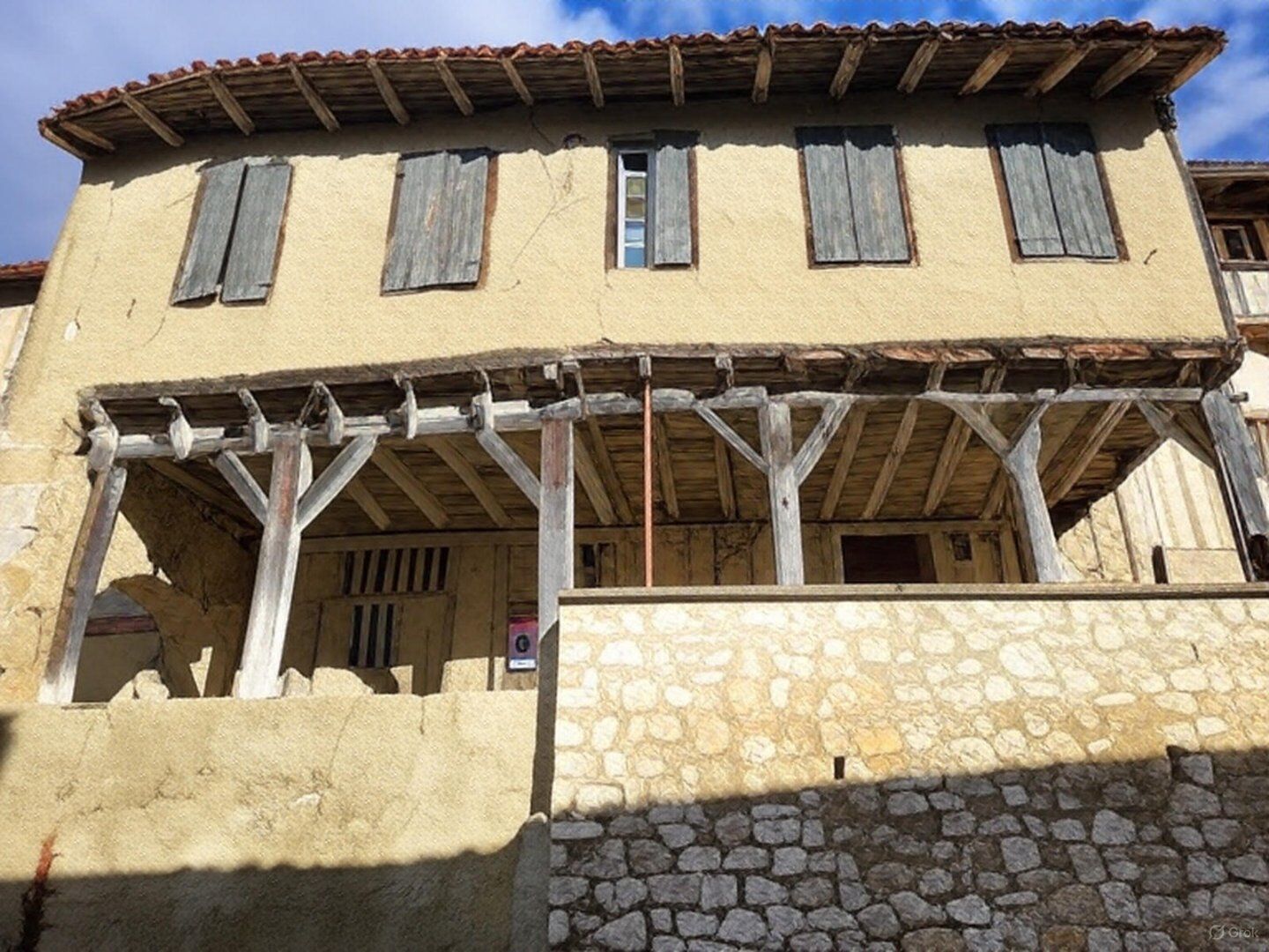 Vue Pyrénées : maison de village pleine de potentiel.