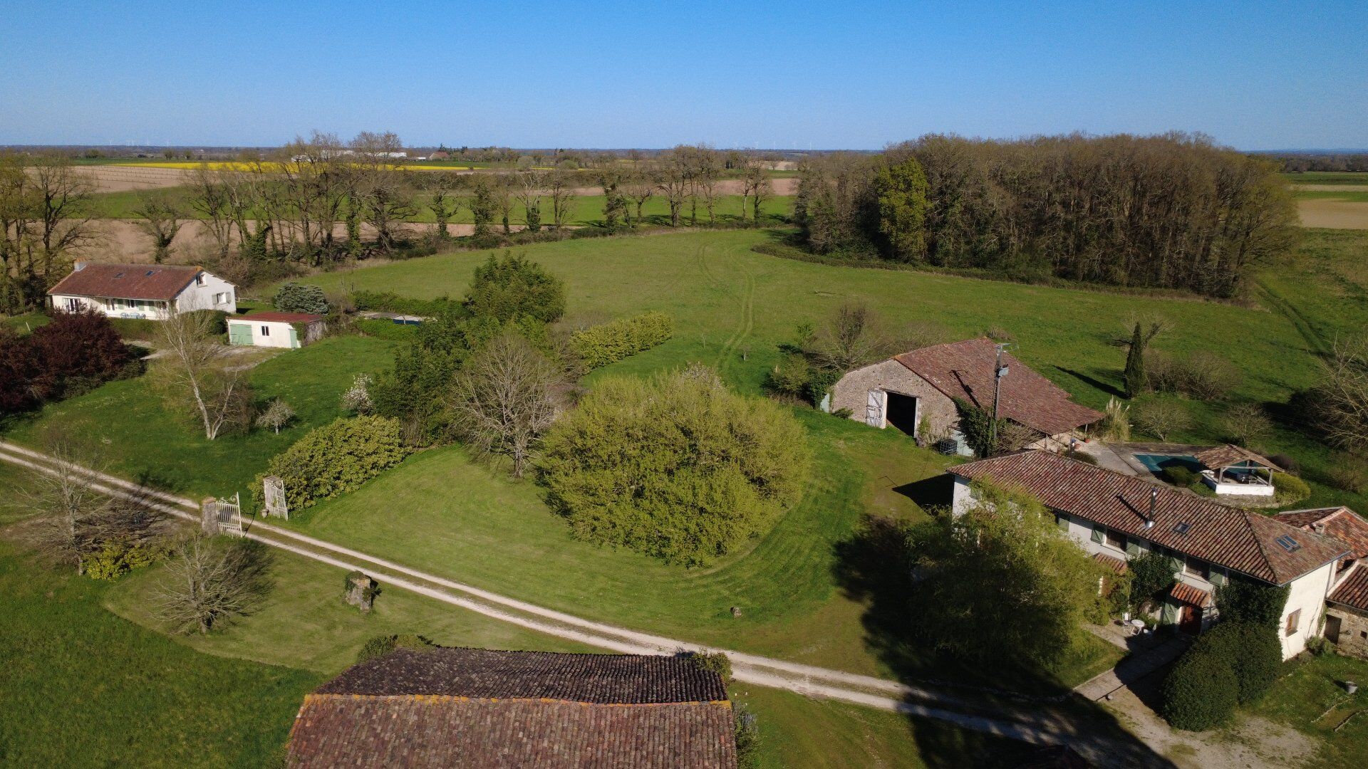 Deux maisons rénovées, 14 hectares, granges, étang, source.