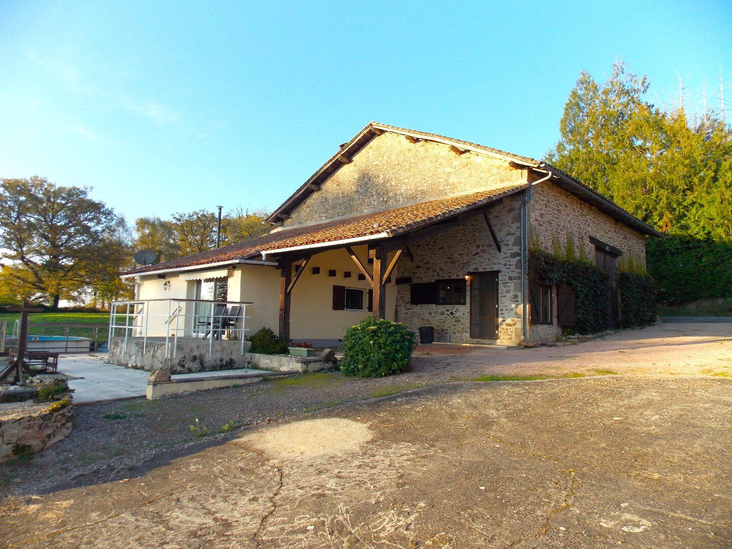 Charmante propriété individuelle en pierre rénovée avec grange, hangar, grand jardin, piscine et magnifique vue dégagée sur la campagne