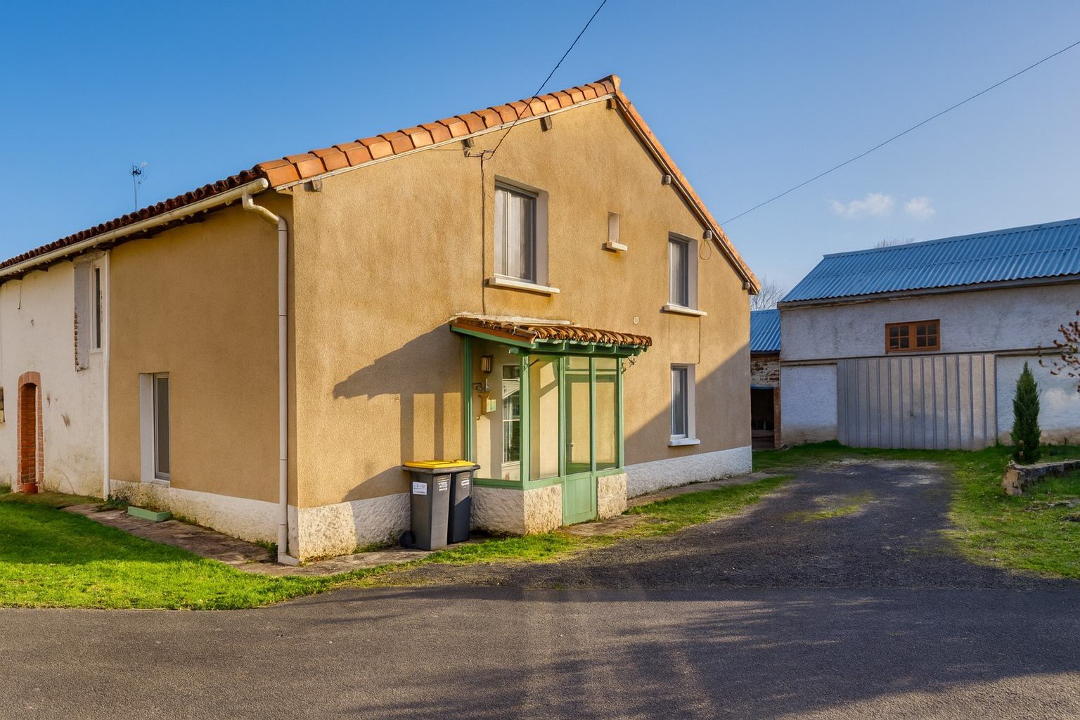 Asnieres sur Blour - Deux maisons, dependences, et terrain - possible gite - ouverte pour une offfre