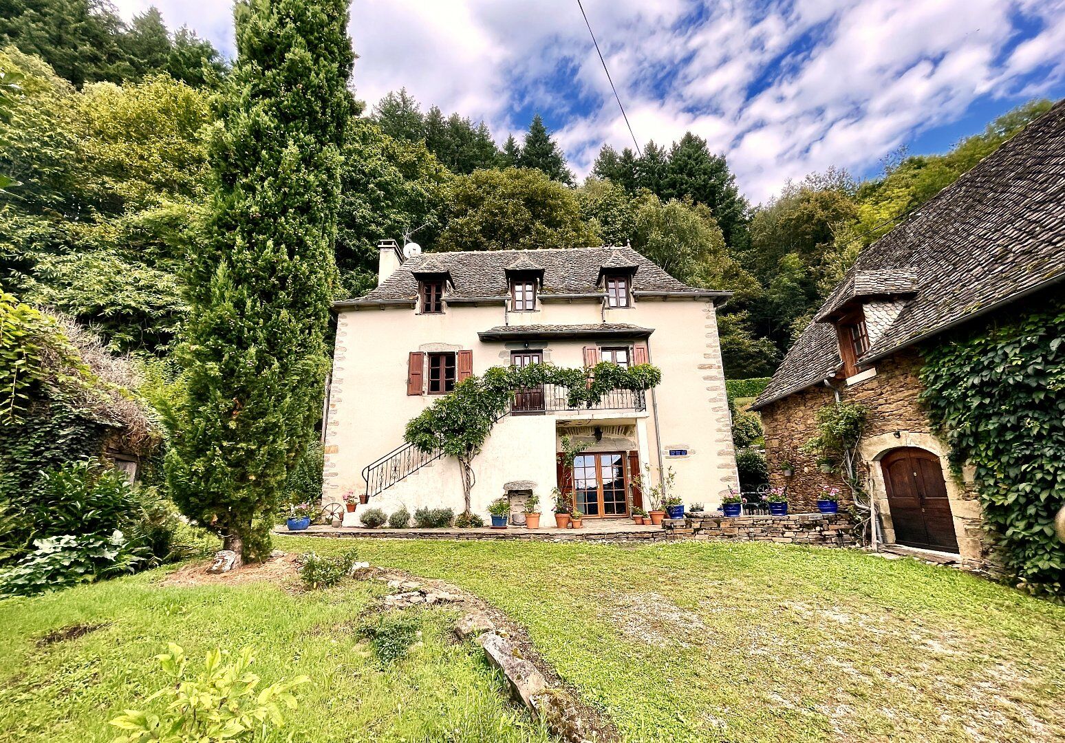 Maison avec grange et piscine Le FEL