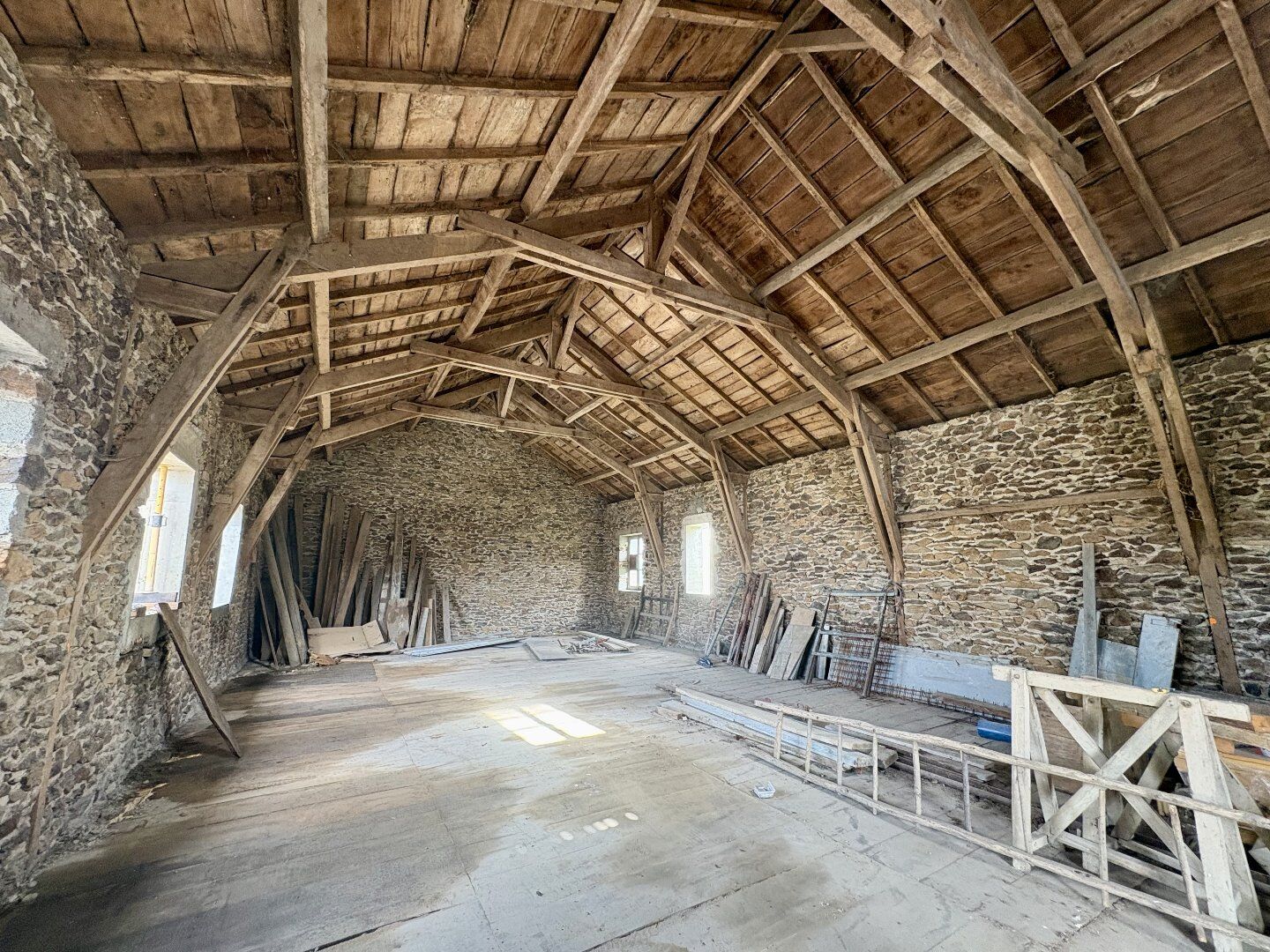 Grange de caractère avec 300 m² de potentiel habitable