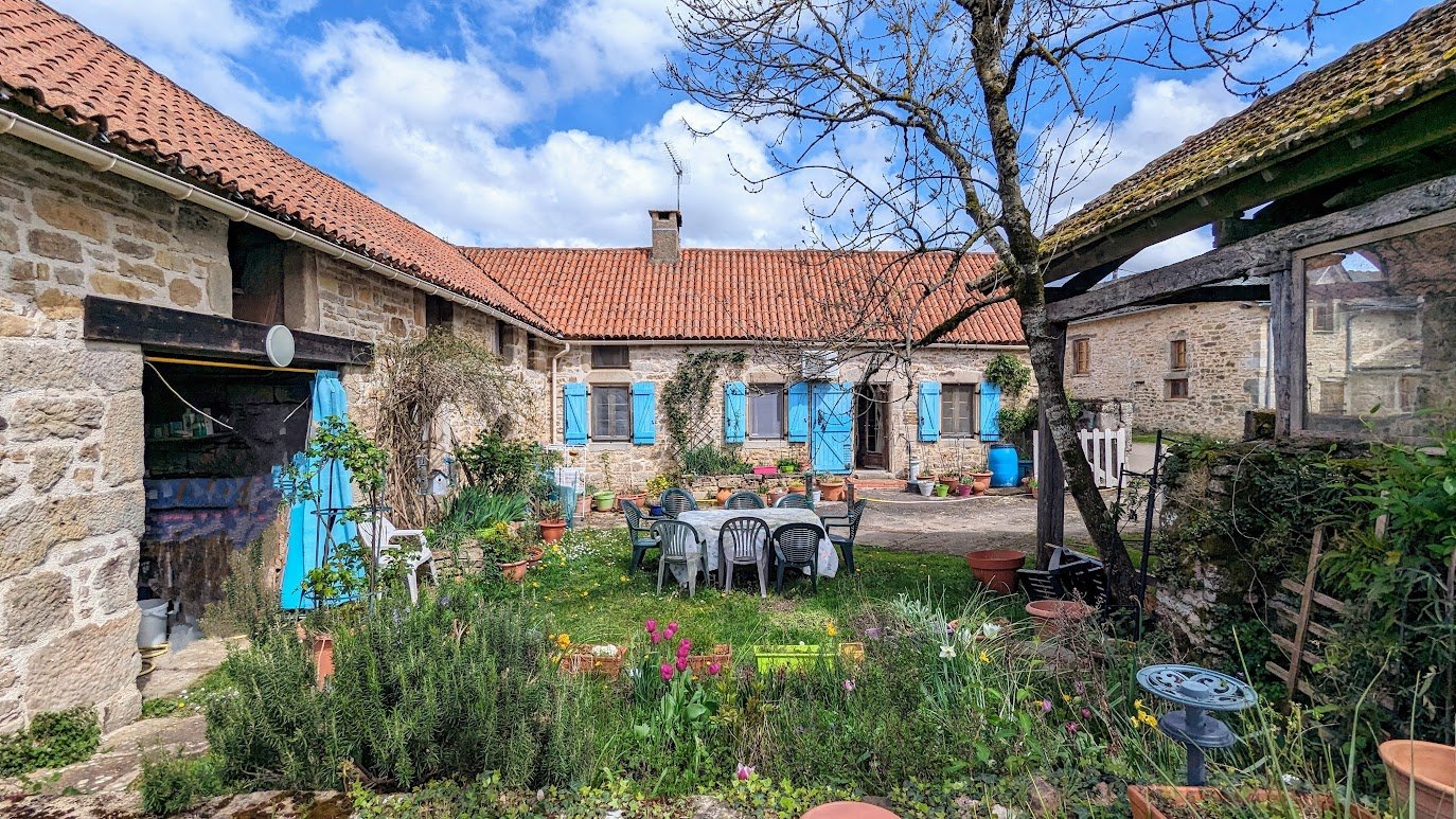 Maison avec dépendances proche Najac