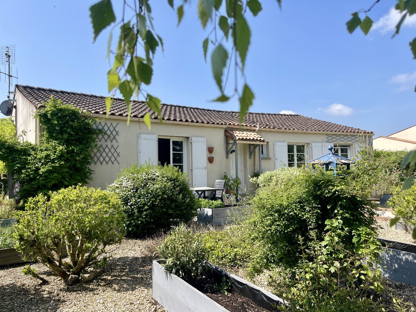Maison avec sous-sol, 4 chambres et piscine, vues imprénable