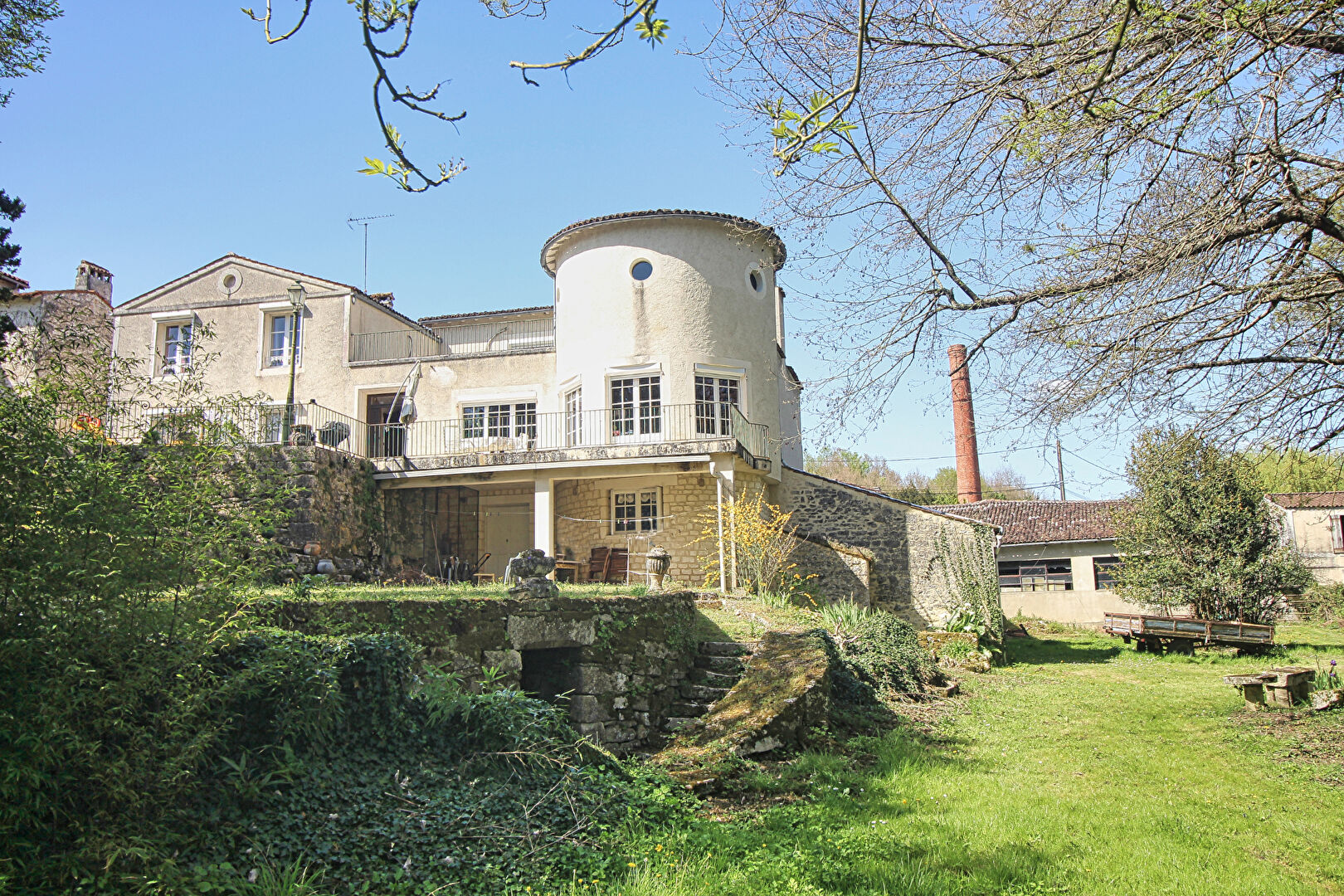Résidence exceptionnelle de quatre chambres avec vue sur la rivière et la forêt.