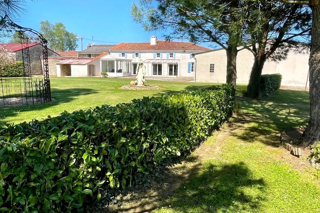 Maison Charentaise avec Jardin Arboré d'Exception