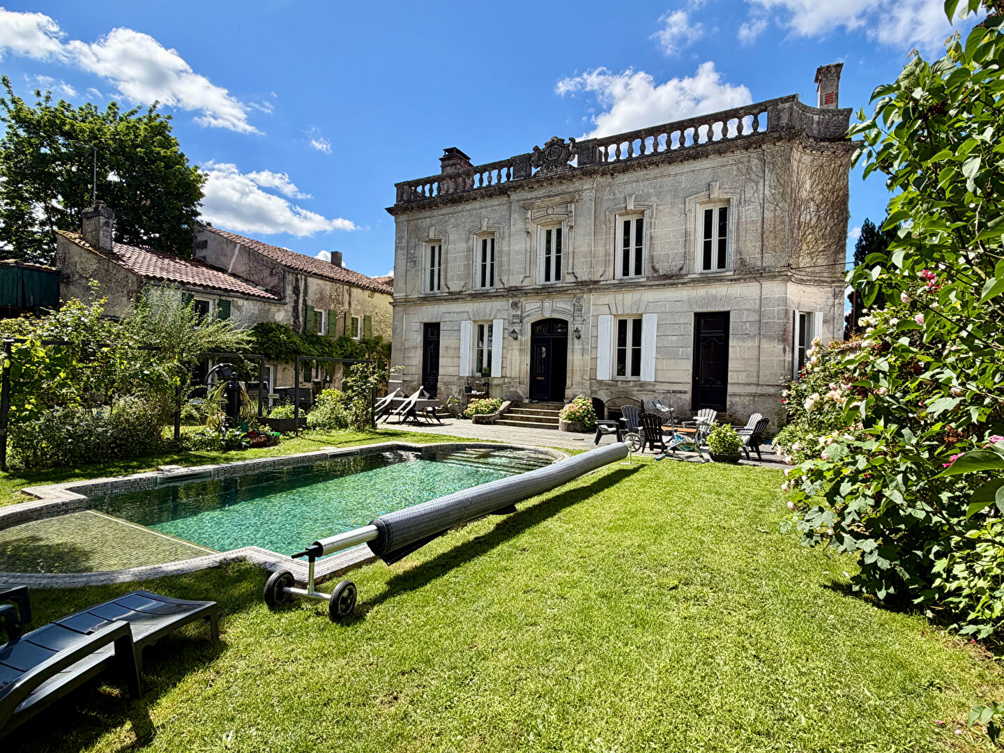 Élégante Maison de Maître avec Gîte, Jardin et Piscine