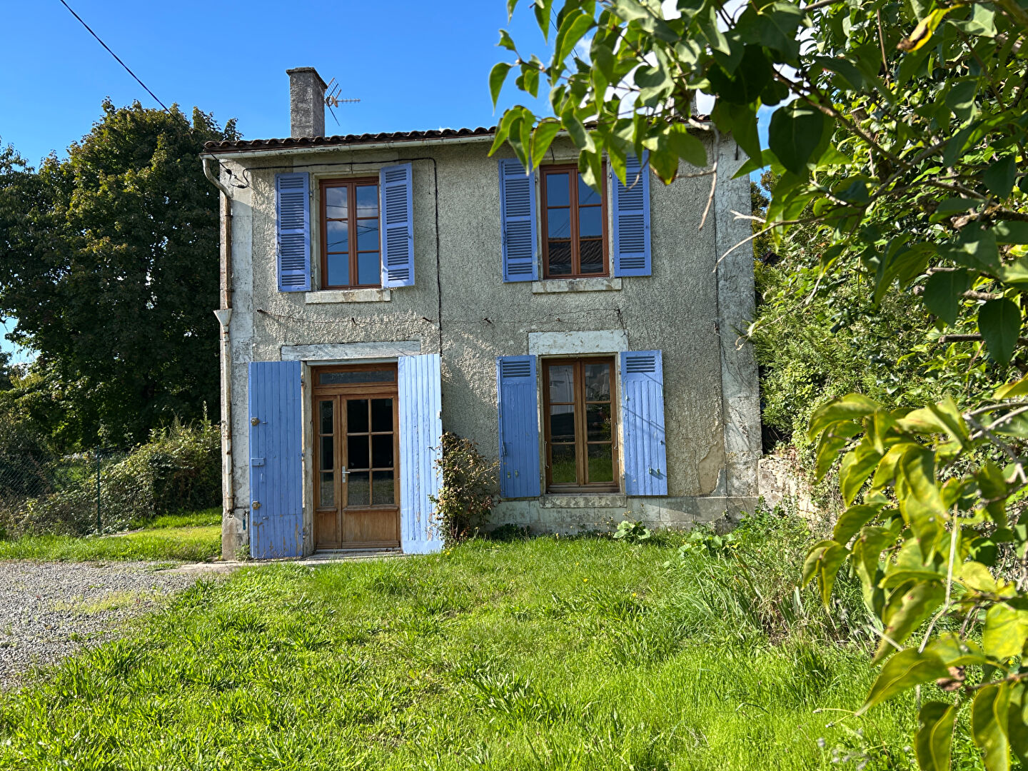 Maison non-mitoyenne, spacieuse avec jardin