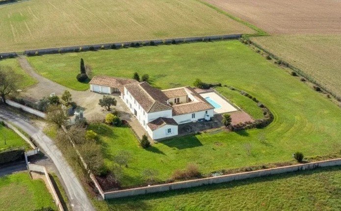 Maison d'architecte, piscine et vue dégagée