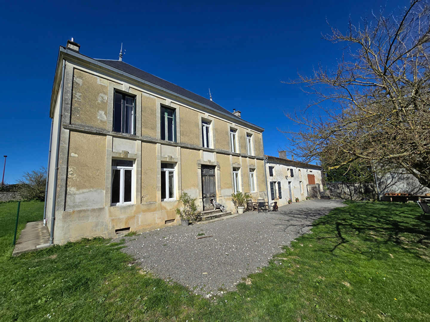 Ensemble comprenant 3 maisons, des granges et un terrain à vendre