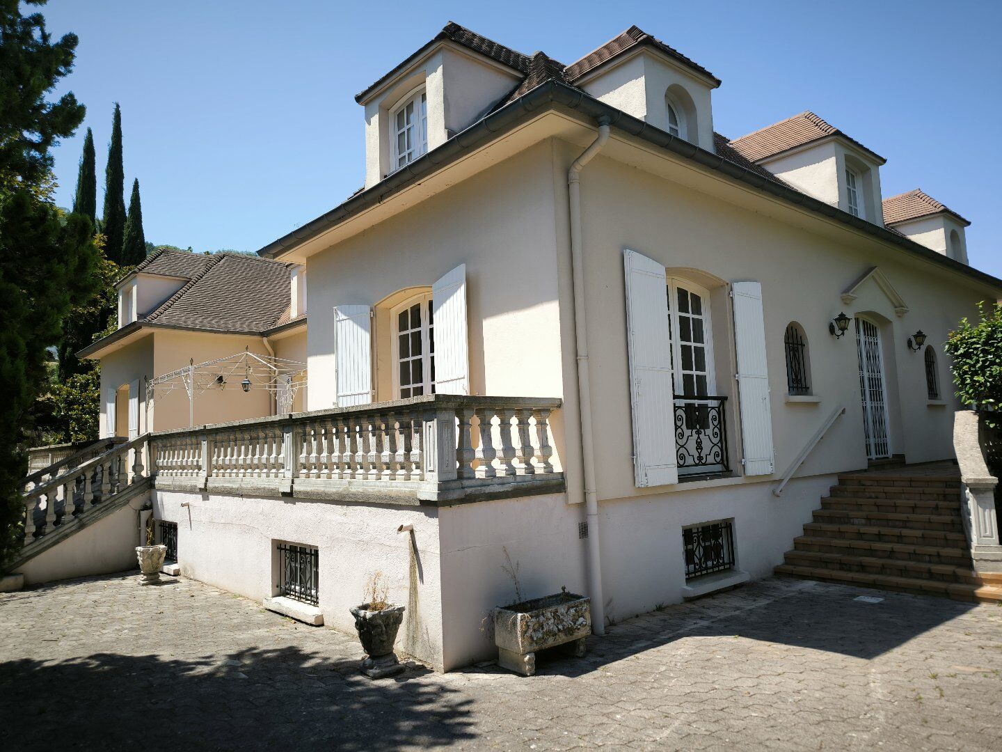 Maison Ile de France de qualité . Jardin clos . Foix .