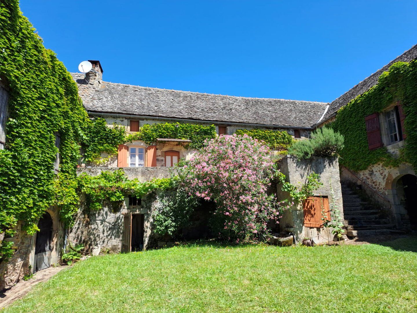 Corps de ferme en U à rénover - 500 m² et 2,4 ha - Proche de Najac, limite Tarn et Aveyron