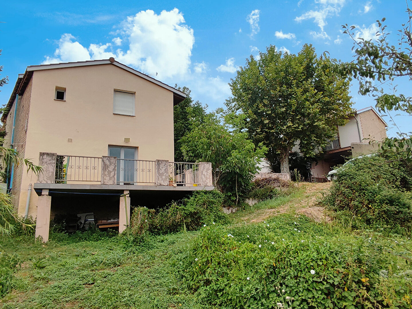 Ensemble immobilier avec 2 maisons (3 logements), garages et terrains constructibles.