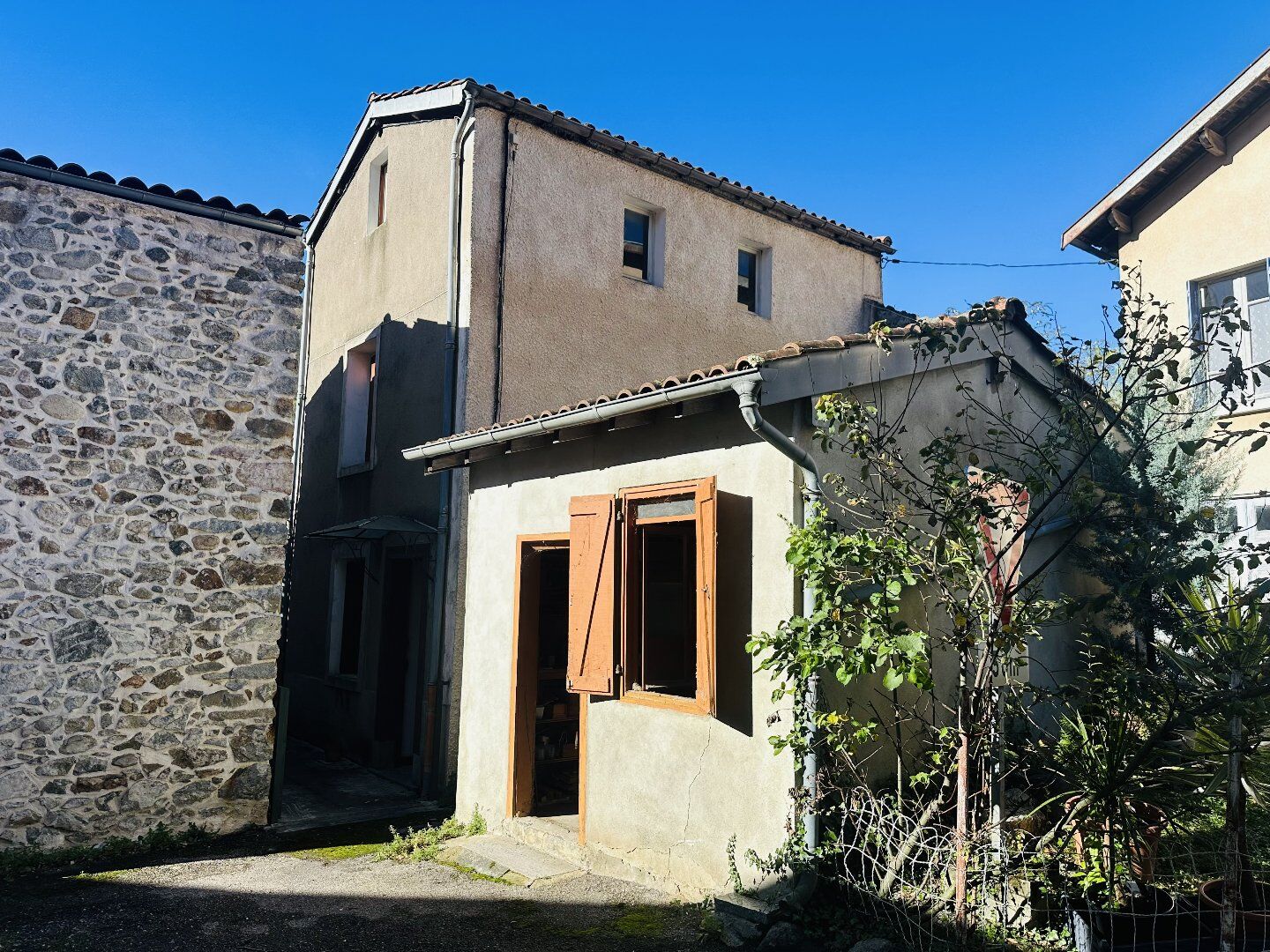 Maison et dépendance centre village de Lacourt 09200