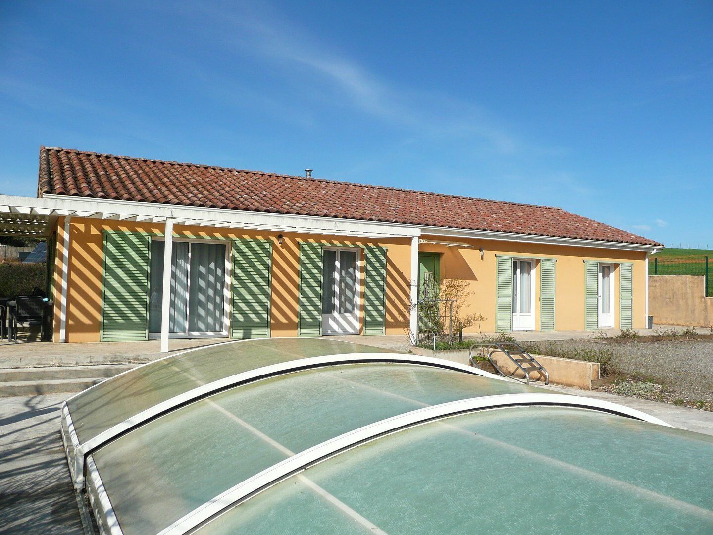 Une maison moderne plain pied avec piscine et dépendances. - Monteils
