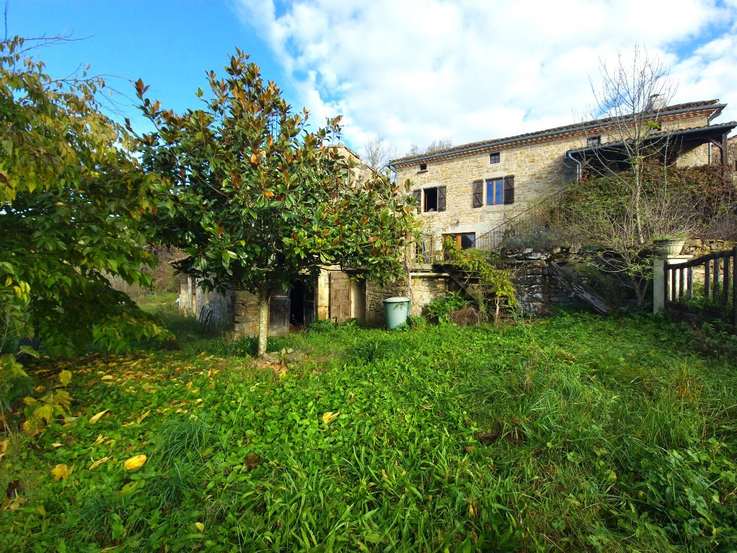 Maison et dépendances dans un hameau, secteur de Verfeil