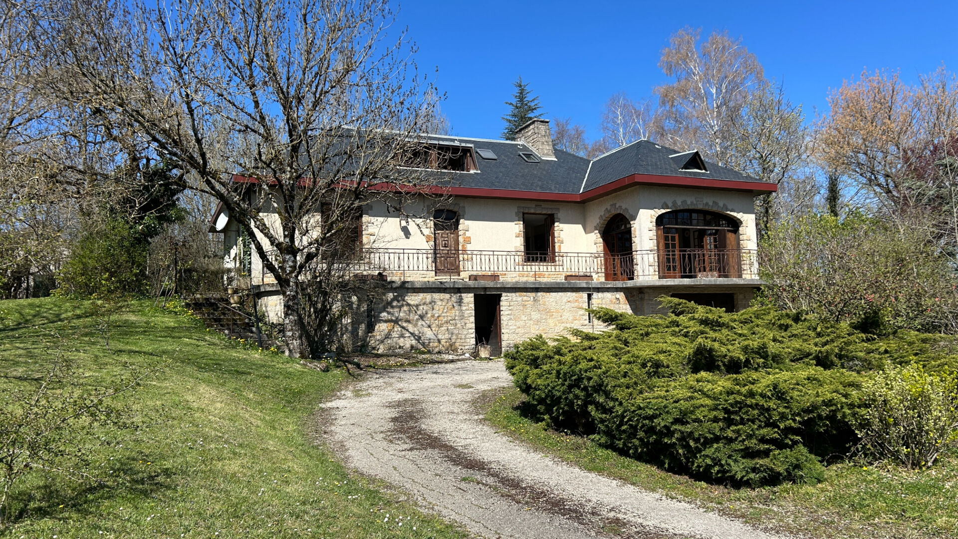SPÉCIAL INVESTISSEUR OU GRANDE MAISON FAMILIALE : Potentiel XXL à Laissac