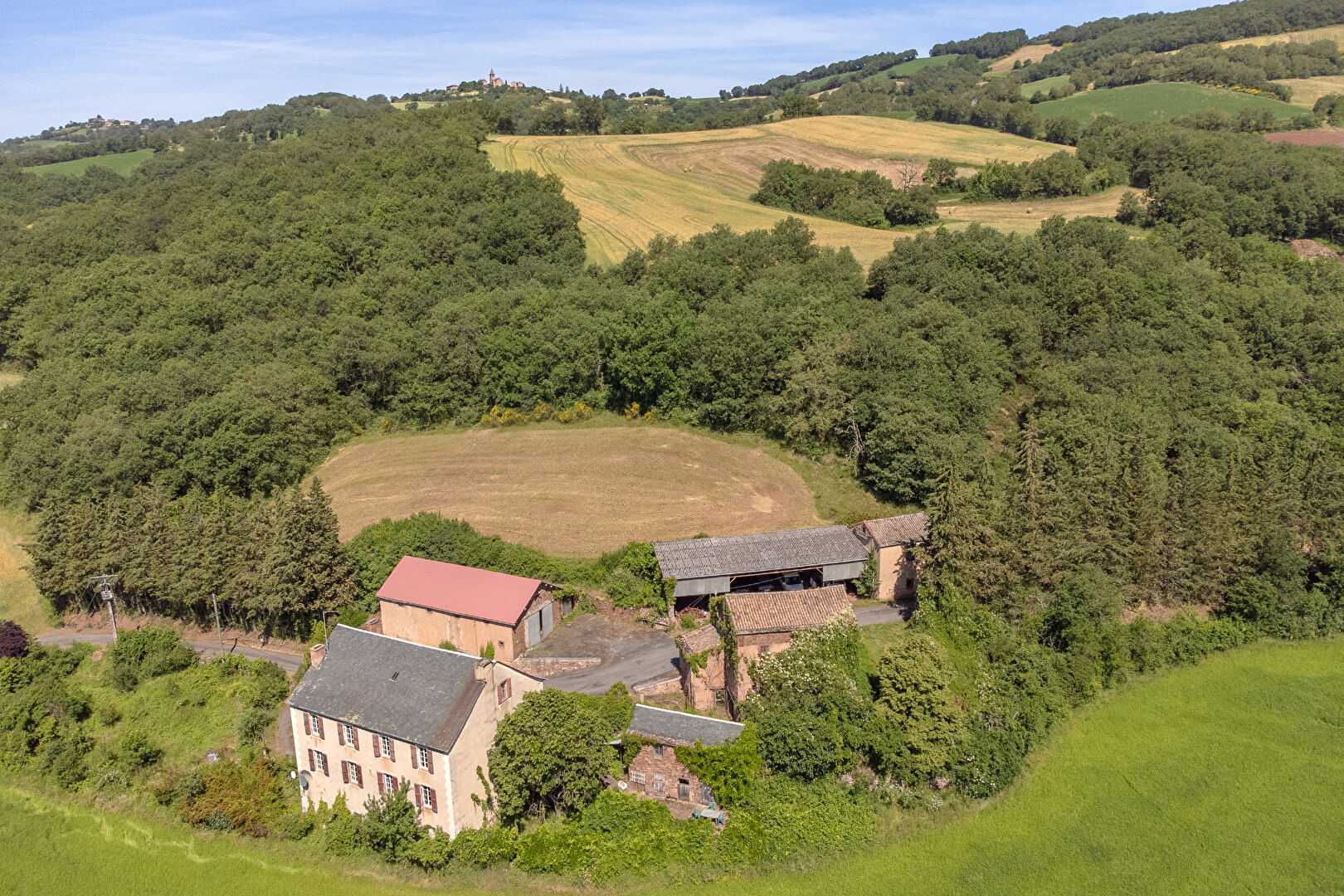 Hameau Privé en Sud-Aveyron : Un Domaine, Mille Possibilités