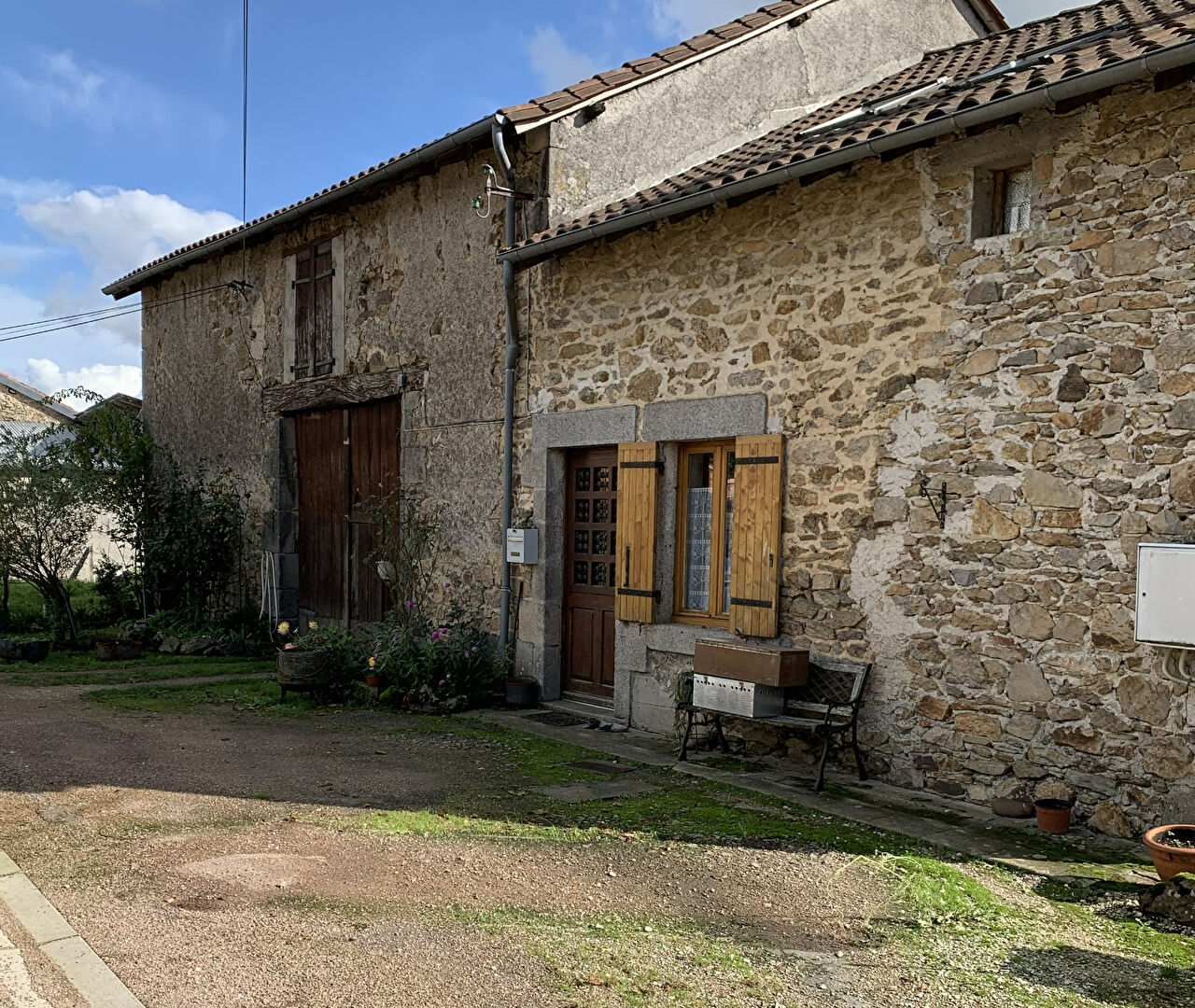 Charmante maison individuelle de 3 chambres avec 2 granges dans un environnement calme