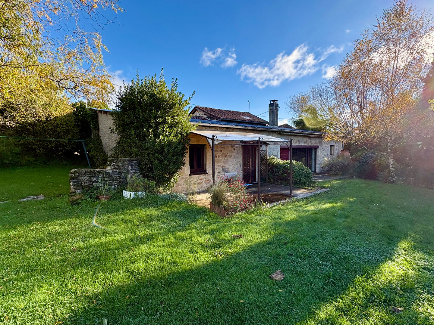 Propriété en pierre avec vaste terrain et belle vue