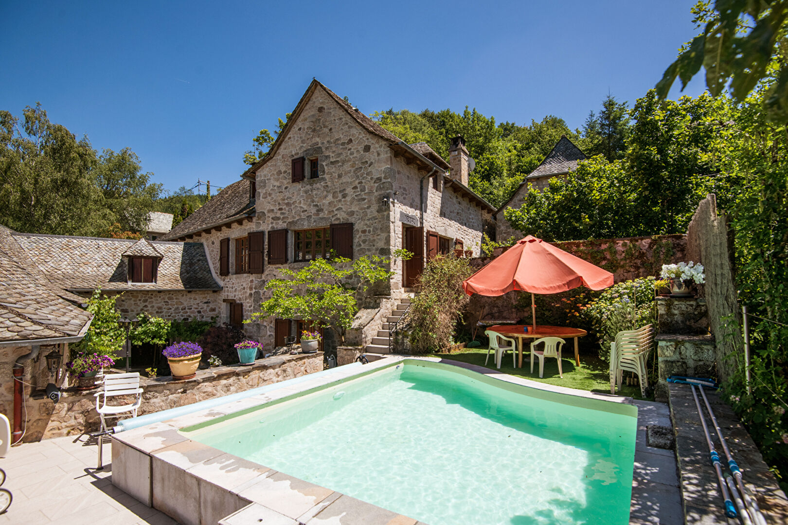 Ensemble en pierre d'exception aux portes de l'Aubrac : 4 maisons restaurées, piscine & patio