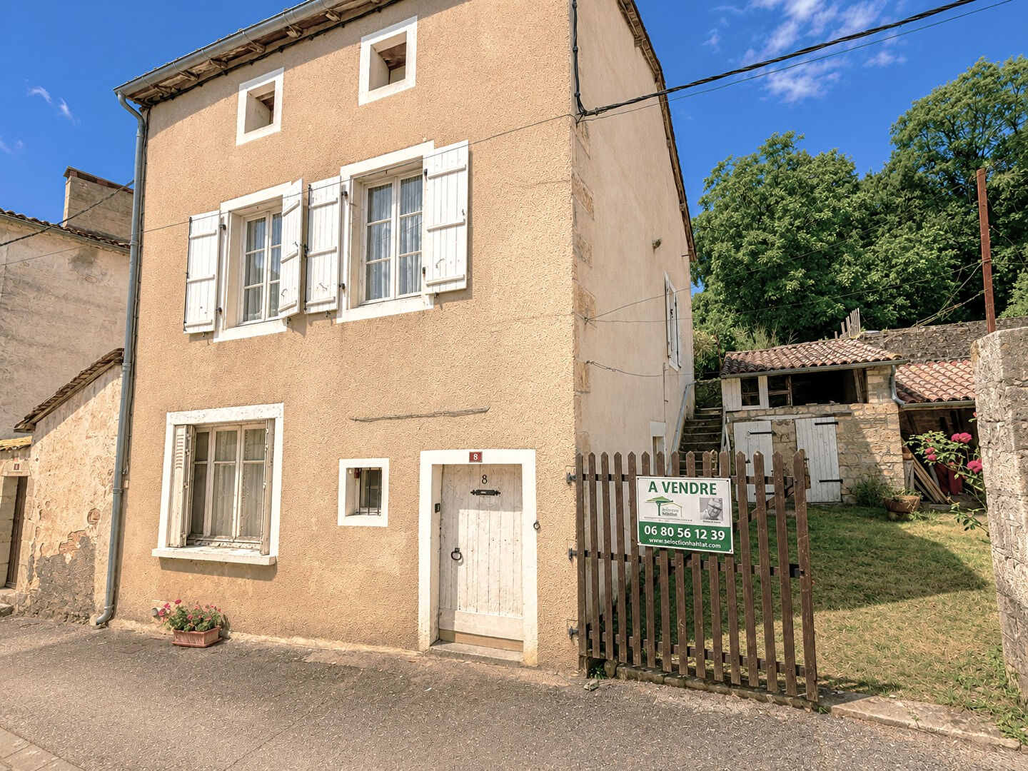 Maison de Caractère avec Jardin et Parking au Coeur de Nanteuil-en-Vallée
