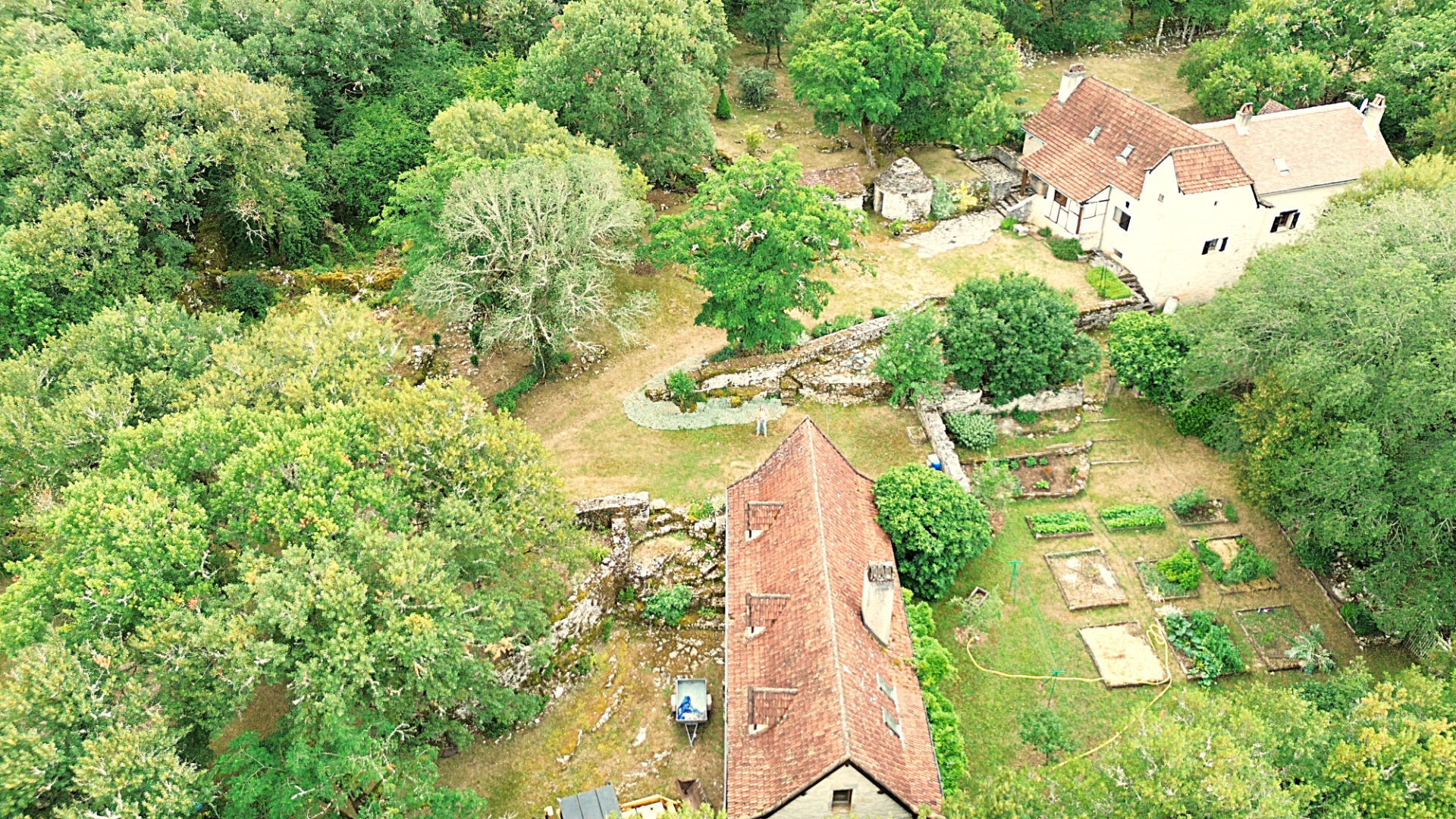 Corps de ferme en situation isolée sur le Causse
