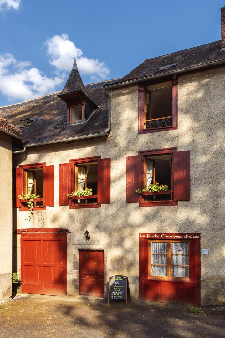 Maison de caractère avec chambres d'hôtes et local commercial au coeur de Ségur-le-Château