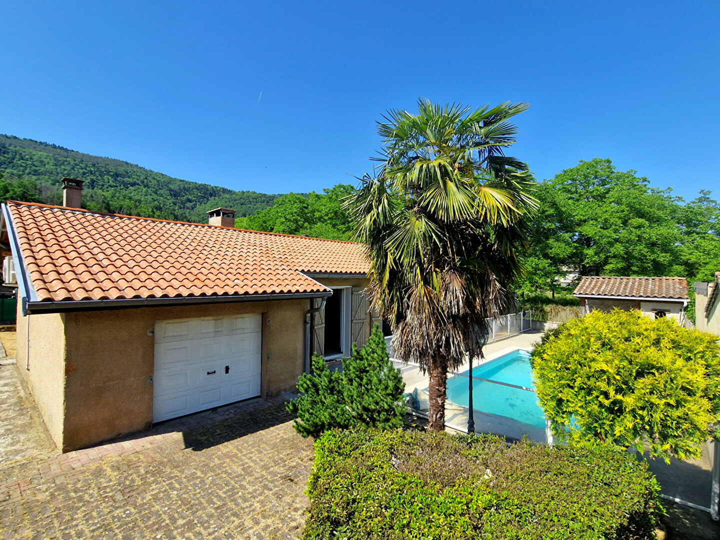 Maison de plain pied avec jardin, piscine et garage