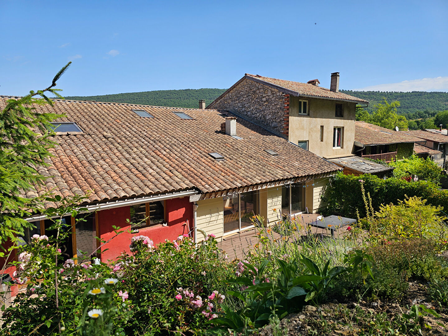 Ancienne manufacture rénovée avec jardin, garage et atelier