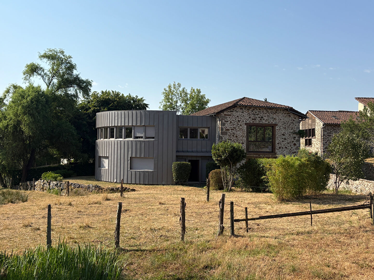 Maison d'exception avec extension contemporaine et prestations de qualité