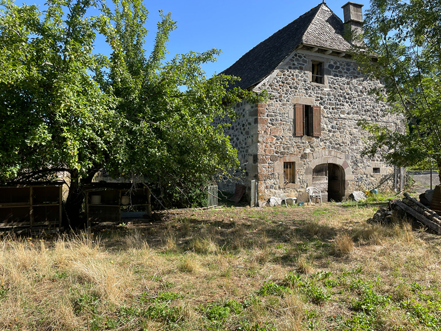 Maison en pierres avec grange attenante