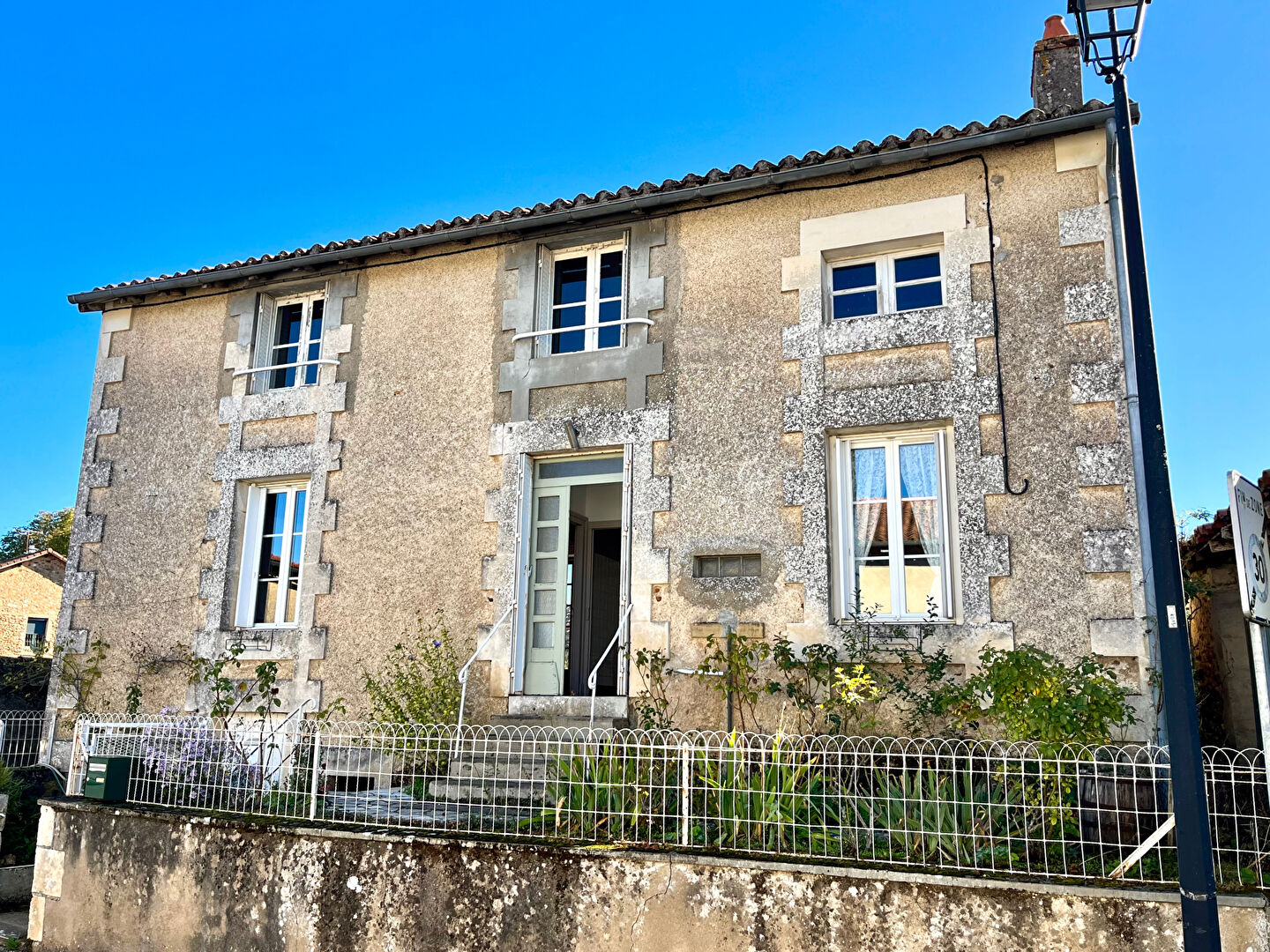 Maison en pierre avec deux chambres