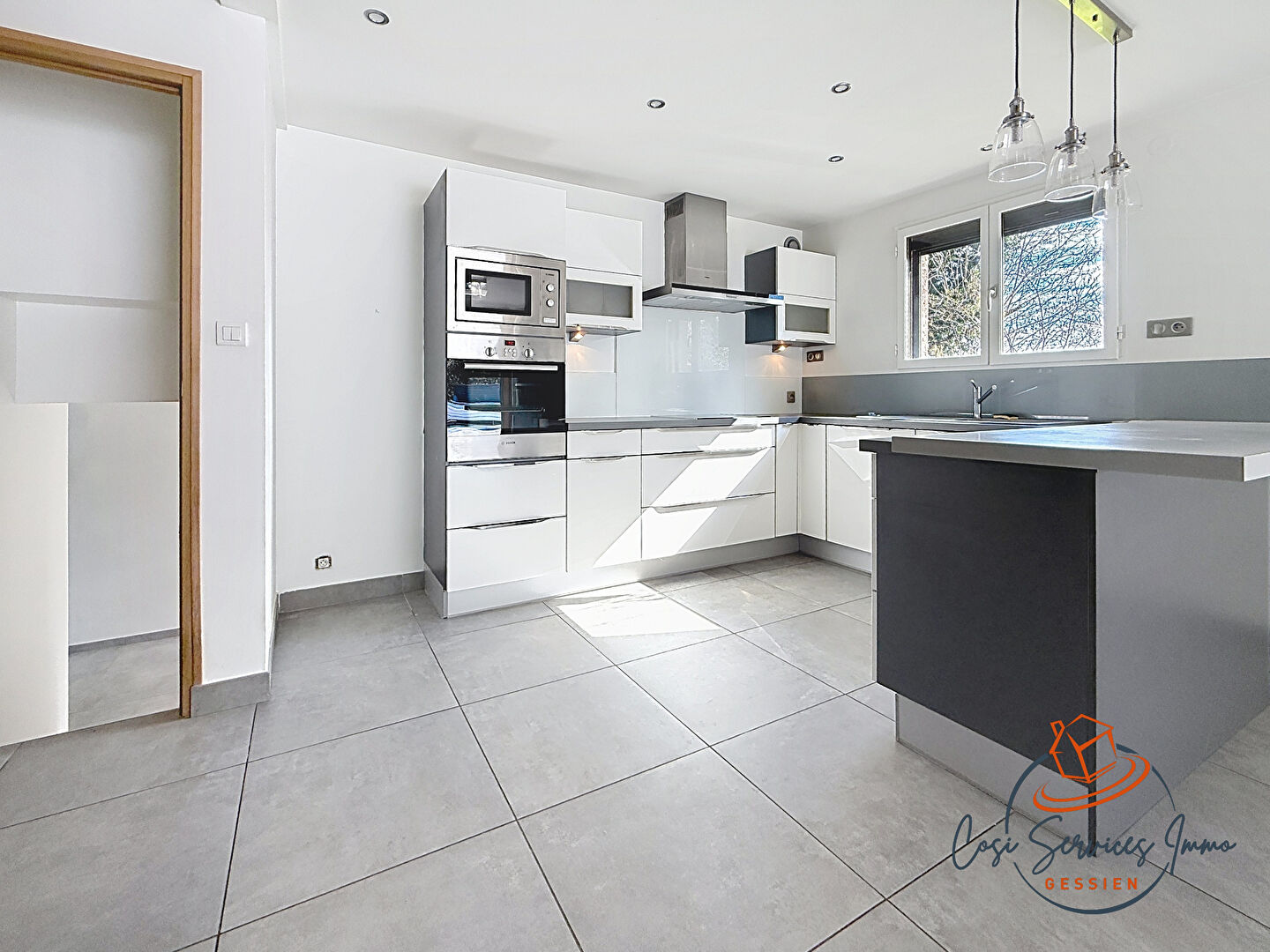 Photo Maison Echenevex 5 pièce(s) 141 m2 image 5/6