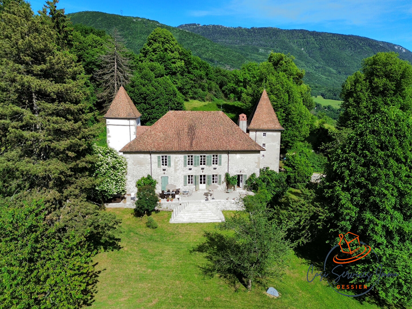 Photo château du XIIe siècle rénové image 2/6