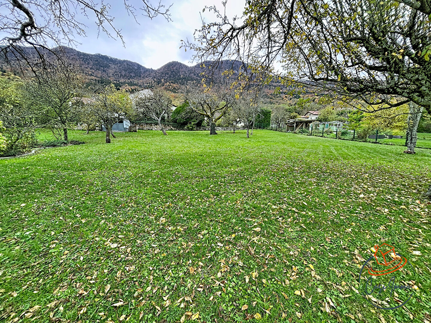 Photo Terrain constructible 770m2 à Collonges 01550 image 2/6