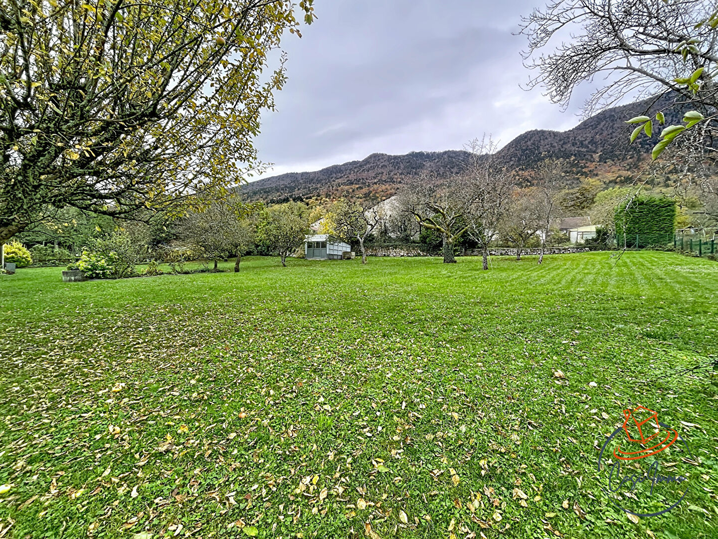 Photo Terrain constructible 770m2 à Collonges 01550 image 3/6