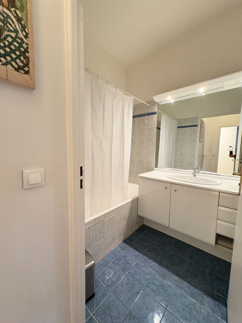 Photo LEVALLOIS- 2 PIECES MEUBLE TERRASSE image 5/6