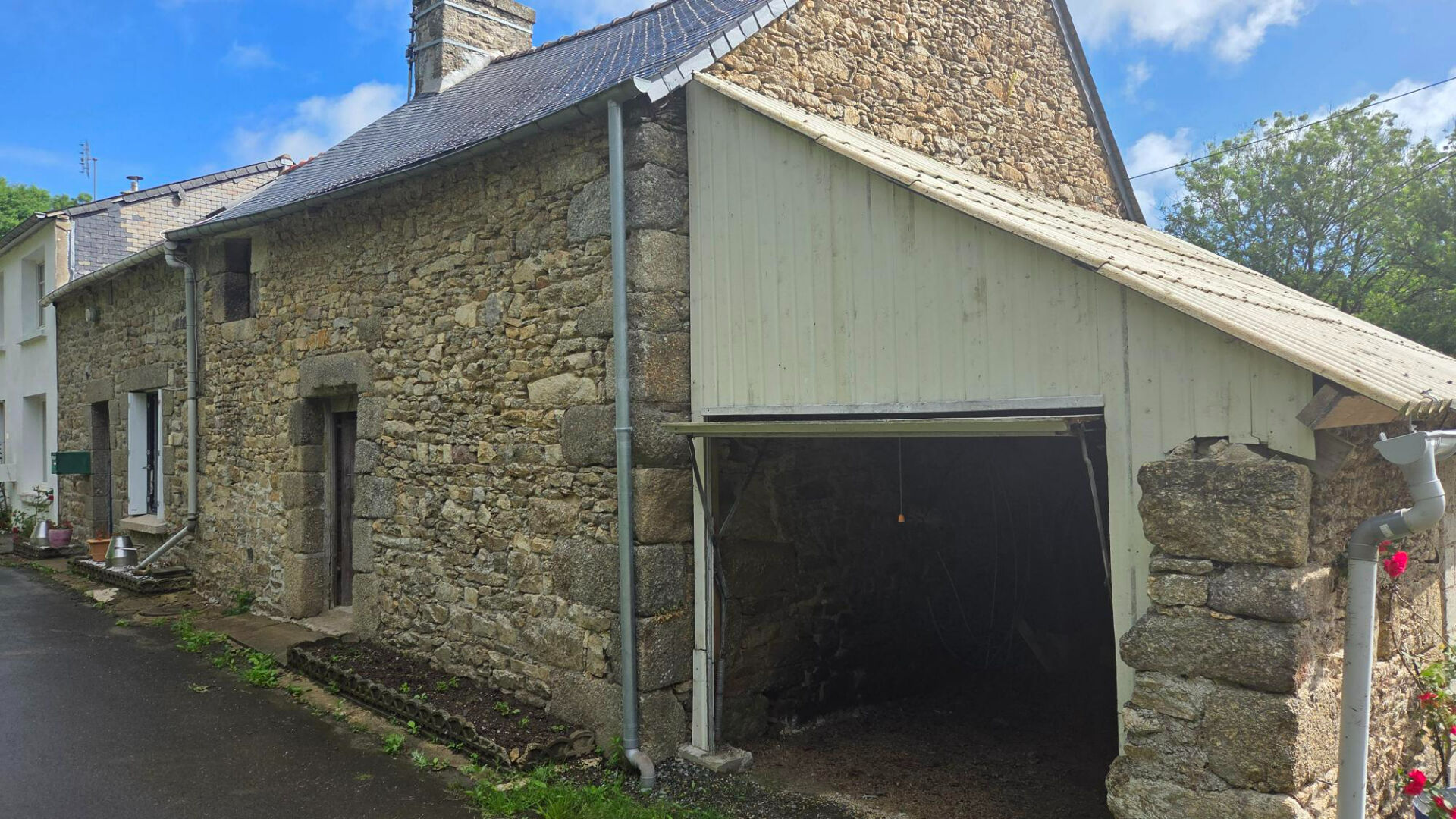 20 min au Sud de Guingamp Maison sur environ 5000m² de terrain avec hangar