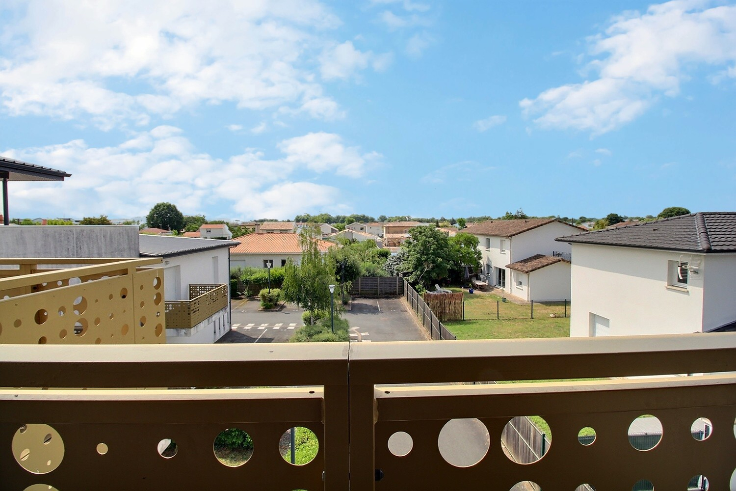 Photo À VENDRE - Appartement T3 avec balcon et parkings image 2/6