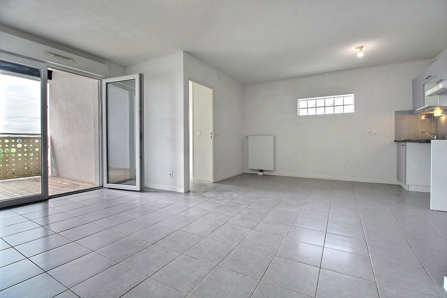 Photo À VENDRE - Appartement T3 avec balcon et parkings image 4/6