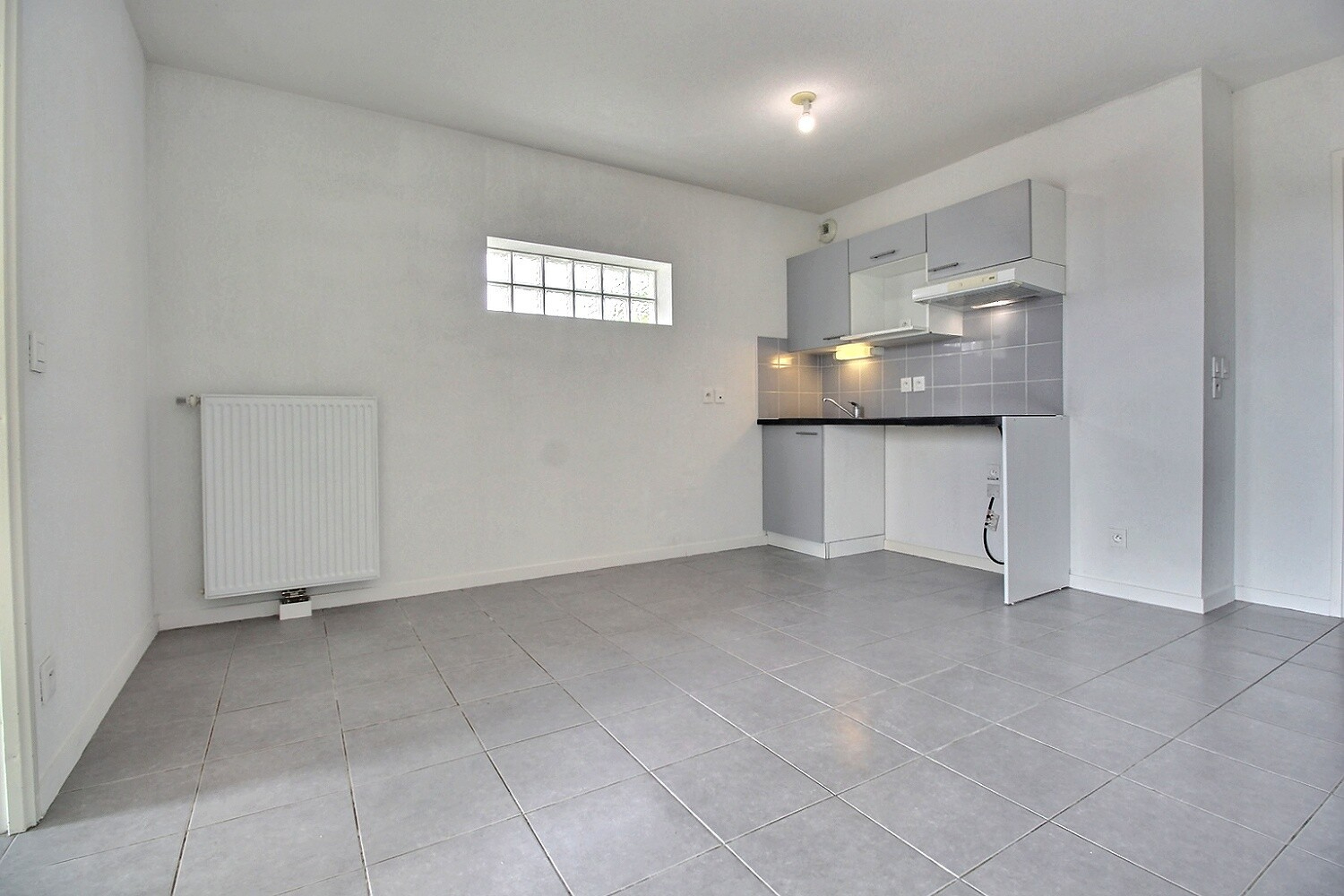 Photo À VENDRE - Appartement T3 avec balcon et parkings image 5/6