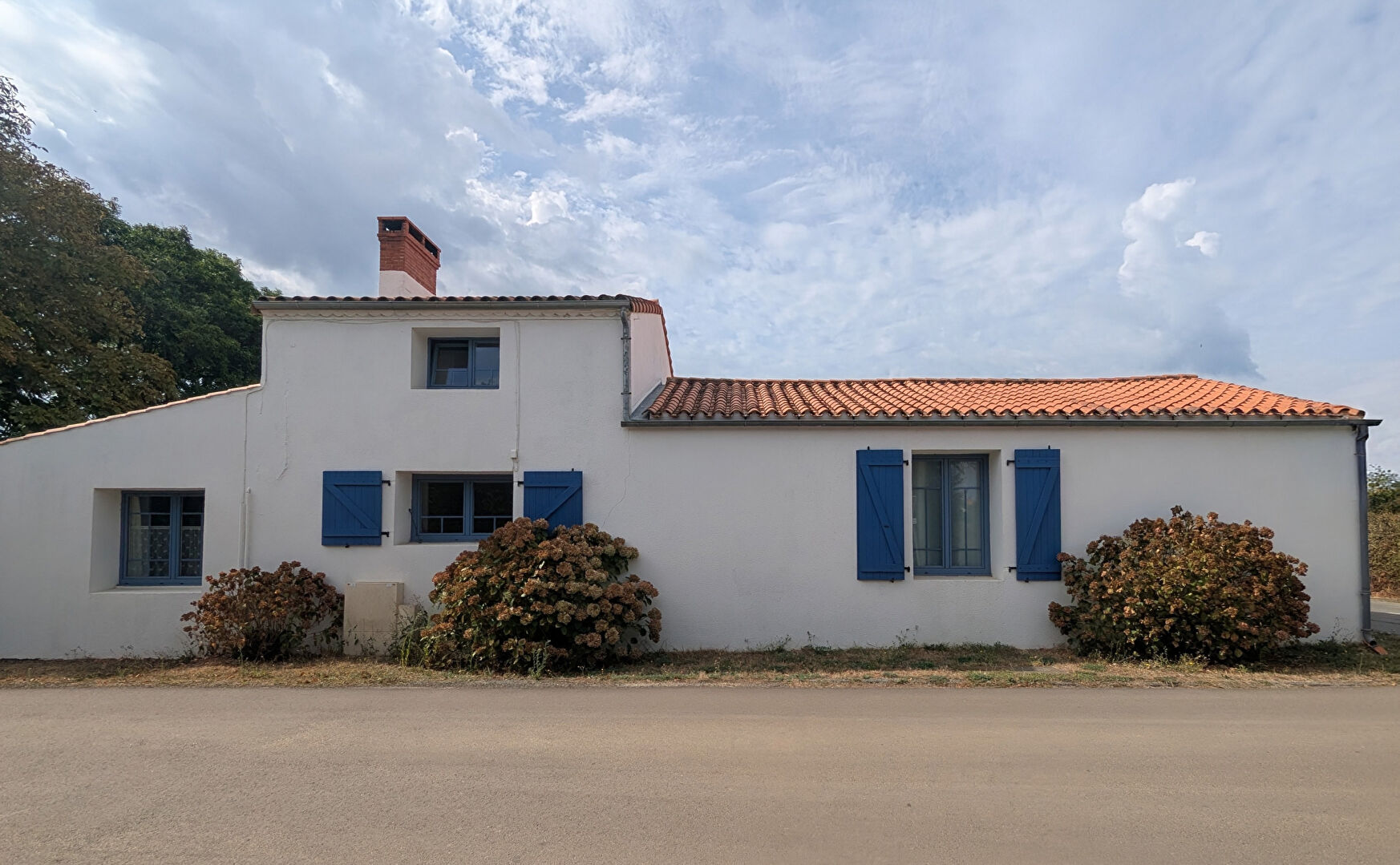 LE BERNARD - PROPRIETE - 4 CHAMBRES - TERRAIN DIVISIBLE : 2077m2