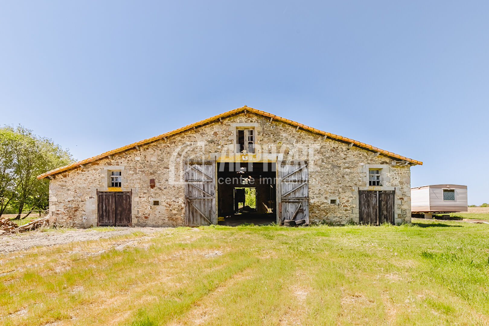 Dompierre-sur-Yon - Grange en pierre 460 m² à réhabiliter sur 16195 m² de terrain