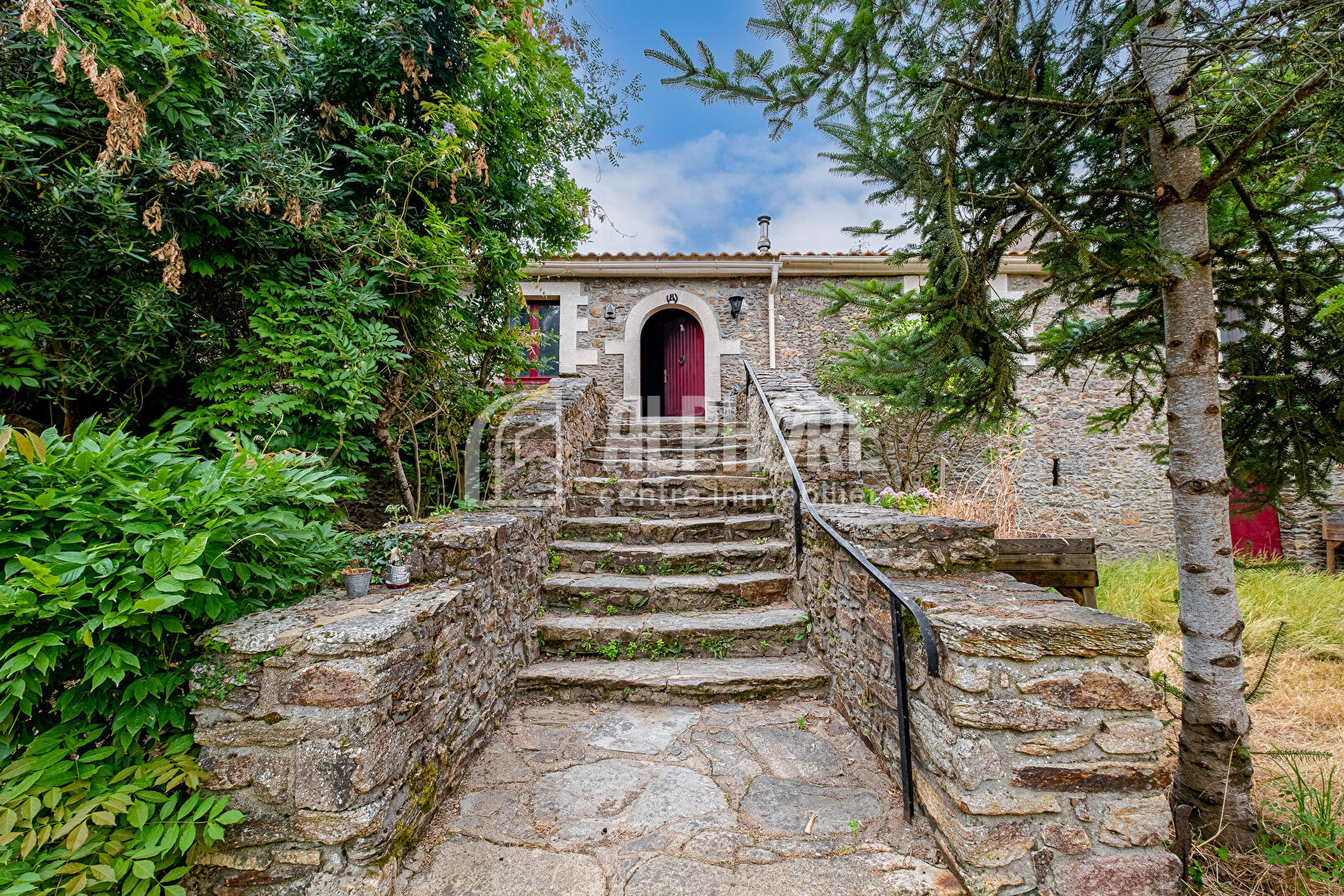 Maison de caractère en pierre de 155 m² de 1810, nombreuses dépendances, sur un terrain de 14 500 m²