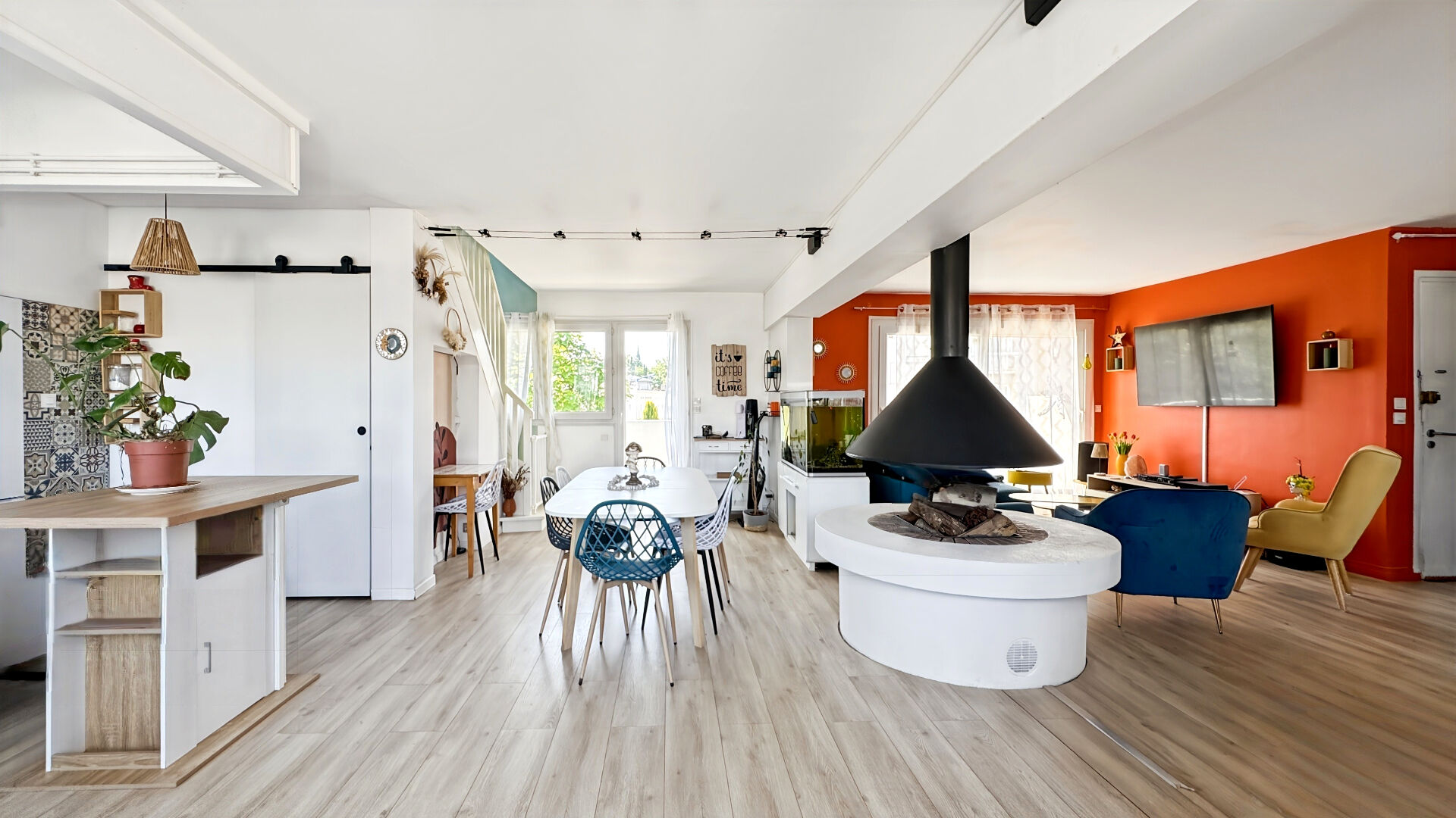 Appartement de 130 m2, 2 chambres, bureau, balcons, 2 caves