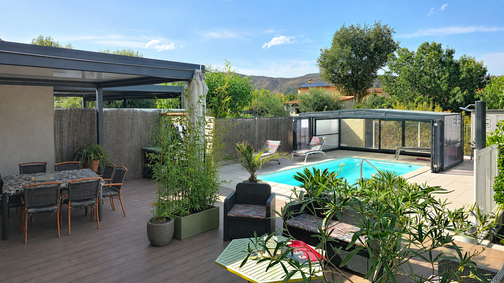 VILLA 3 FACES AVEC 4 CHAMBRES, PISCINE CHAUFFÉE ET BEAUX EXTÉRIEURS !