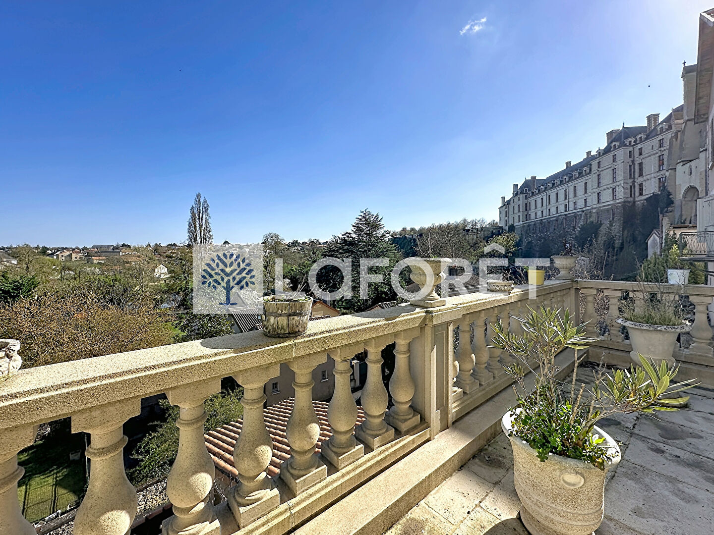 Maison Thouars vue exceptionnelle sur le château, 5 pièces 124 m2, avec balcon, terrasse, jardin et double garage