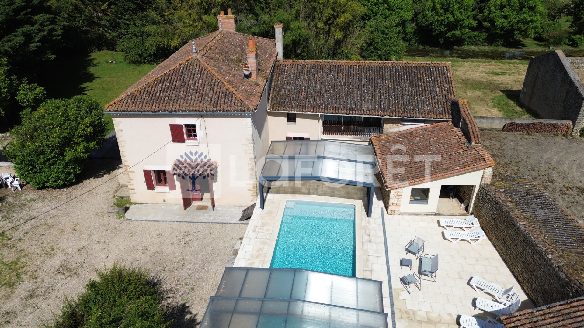 Maison en pierre avec piscine