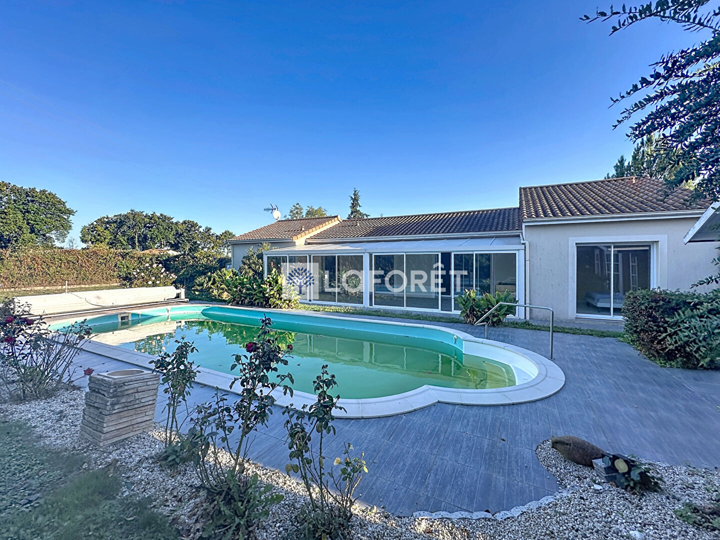 ÉLÉGANTE MAISON DE PLAIN-PIED AVEC PISCINE CHAUUFFÉE